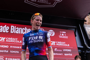 Pogacar celebra la victoria en la Strade Bianche.