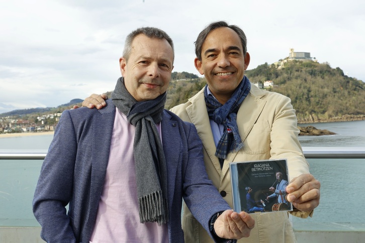 Garikoitz Mendizabal y Josu Okiñena posan con su nuevo trabajo.