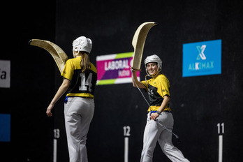 Oaia Otaño, harmailera begira, pozik finalerdia irabazi ostean.