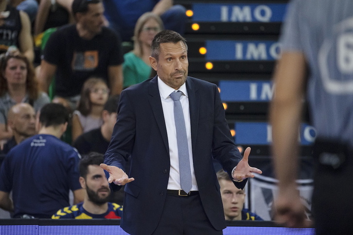 Natxo Lezkano, en un partido al frente del banquillo de Morabanc Andorra.