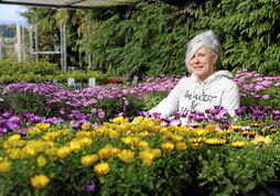 Iraide Sistiaga, rodeada de coloridas flores en las instalaciones de Etxelore Lorategia de Meñaka.