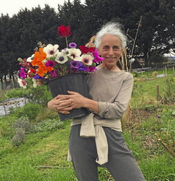 Garbiñe Tolosa, Donostiako Igeldo auzoan duen lore haztegian lanean.