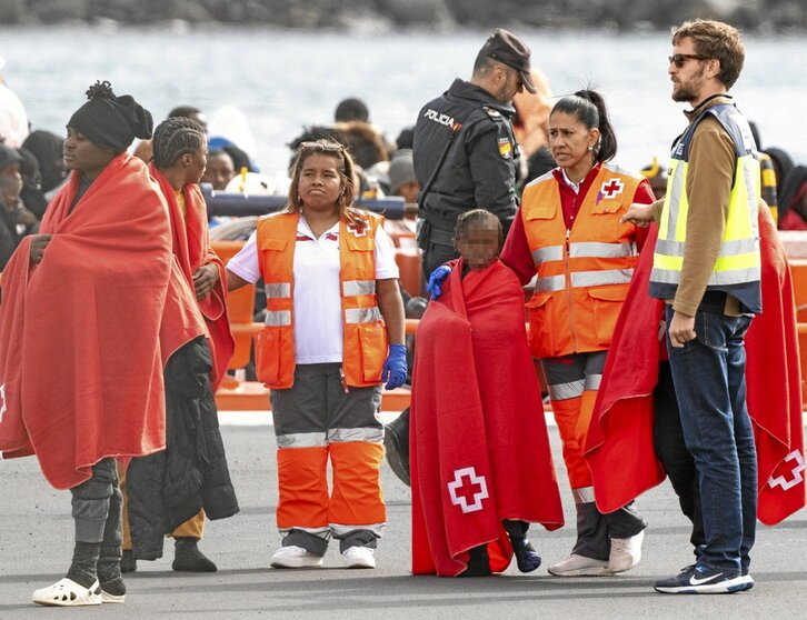 Menores migrantes rescatados de un cayuco en Lanzarote, en una imagen de archivo.