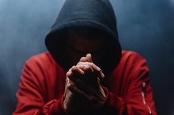 Ødei, disko berriako irudi batean.