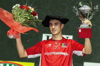 2015eko Lau eta Erdiko txapelarekin.