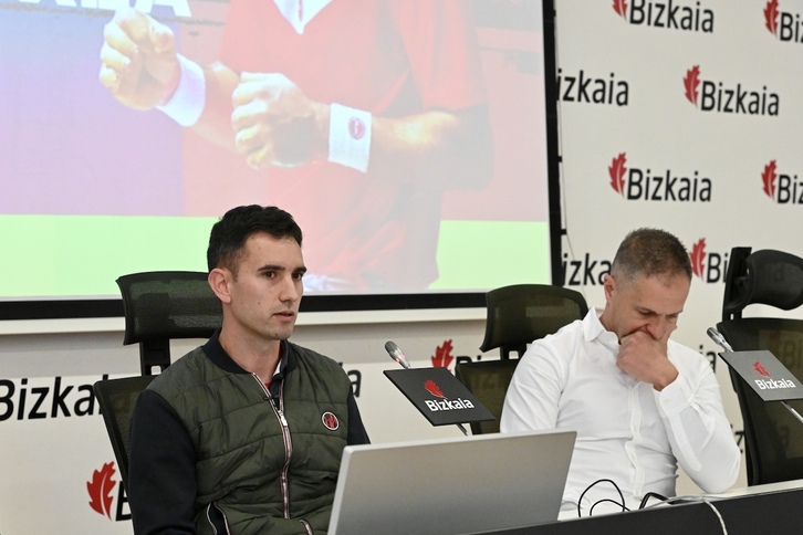 Aimar Olaizola Baiko Pilotako kirol arduraduna lagun izan du Urrutikoetxeak prentsaurrekoan.