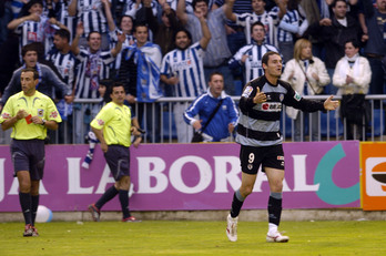 Delibasic celebra en Mendizorrotza un gol que olía a ascenso, luego llegaría la decepción.