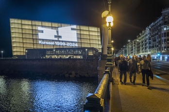 El edificio Kursaal, iluminado con motivos del 25 aniversario.