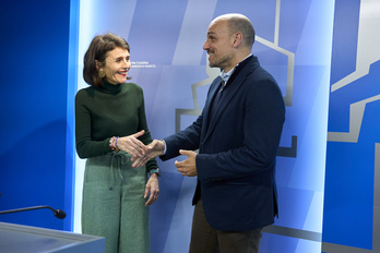 Nerea Melgosa junto a Juan Alfonso Cabello en el Parlamento de Gasteiz.