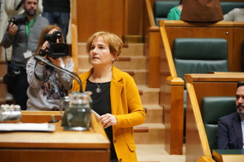 Rebeka Ubera, de EH Bildu, accede a la tribuna de oradores en otro pleno.