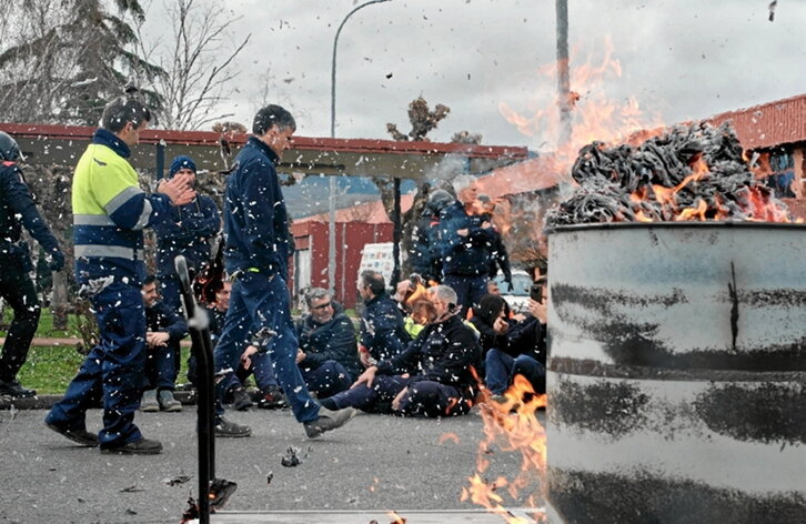 Trabajadores de BSH ante la planta de Ezkirotz.