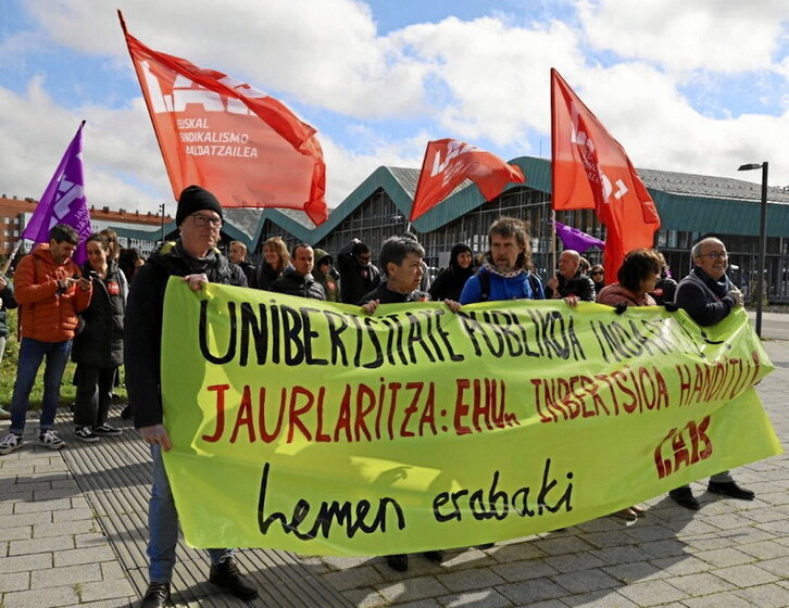 LABek deituriko elkarretaratzea, Jaurkaritzaren Gasteizko egoitzaren aurrean.