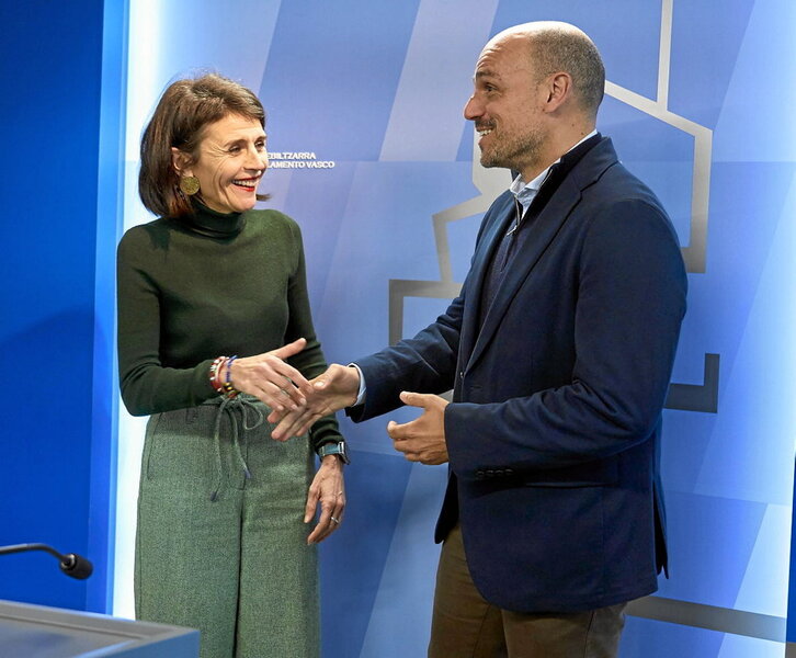 Nerea Melgosa y Juan Alfonso Cabello, en el Parlamento de Gasteiz.