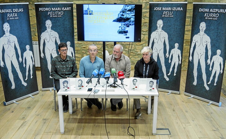 Pasaian 1984an hil zituztenen senideak, atzo, Azpeitian egin zuten agerraldian.