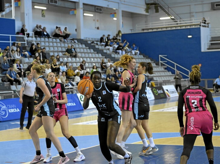 La pelea de IDK Euskotren y Araski en sus partidos no halló premio.