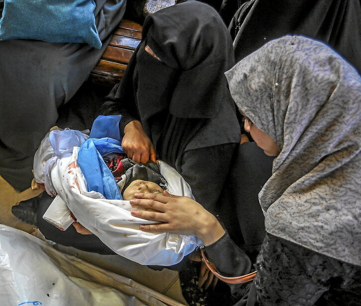 Una mujer llora a un niño muerto en Jan Yunis.