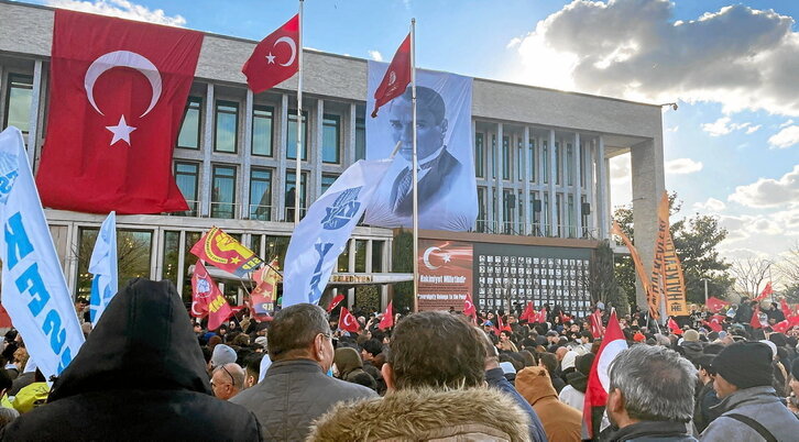 Pese a que las movilizaciones fueron prohibidas, decenas de personas salieron a las calles de Estambul.