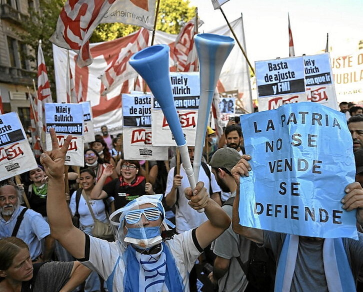Protesta de jubilados y opositores.