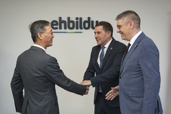 Otegi y Gorka Elejabarrieta, en la reunión recién celebrada con el embajador de la República Popular China, Yao Ying.