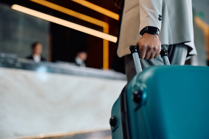 Berezo bat hotelean sartzen.