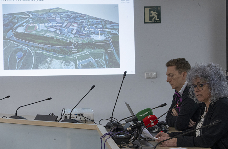 La alcaldesa de Burlata, Berta Arizkun, y el ingeniero Juantxo Valle presentan el proyecto Nogalera 2025.