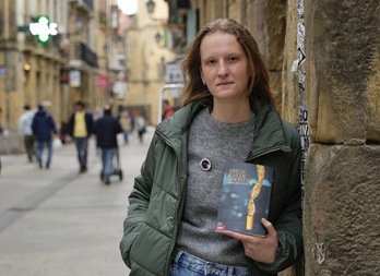 Ainhoa Urien, ‘Ehun zaldi trostan’ liburua eskuan duela.