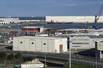 El industrial fue el sector con mayor demanda eléctrica en 2024. En la imagen, zona industrial del puerto de Bilbo.