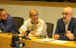 Mundubatek eta Saharako Ilargi Erdi Gorriak, atzo, Saharak pairatzen dituen giza eskubide urraketak salatu zituzten Bruselan.