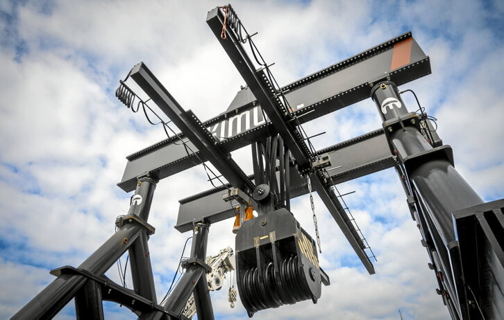 imagen de archivo de maquinaria del puerto de Pasaia.