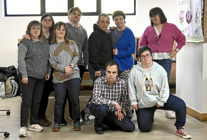 De izquierda a derecha, Saioa, Leire y Dani. Abajo, el equipo de trabajo de la Fundación Síndrome de Down y otras Discapacidades Intelectuales de Euskal Herria, en Bilbo, con el director Óscar Seoane.