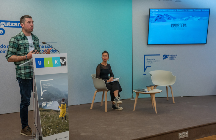 El científico Enaut Izagirre y la divulgadora Ana Galarraga, durante la conferencia sobre glaciares en el Palacio de Miramar.
