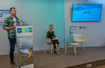 El científico Enaut Izagirre y la divulgadora Ana Galarraga, durante la conferencia sobre glaciares en el Palacio de Miramar.