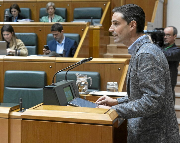 Abaroa (PNV) recordó a los niños víctimas del tráfico y preguntó si no hay que llevarles en coche.