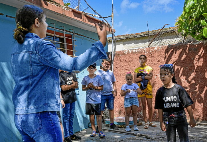 Niños y niñas en Casa de la Décima de Güines, ensayando.
