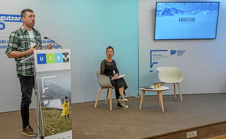 El investigador Eñaut Izagirre y la divulgadora Ana Galarraga durante la cinferencia ofrecida ayer en el Palacio de Miramar.