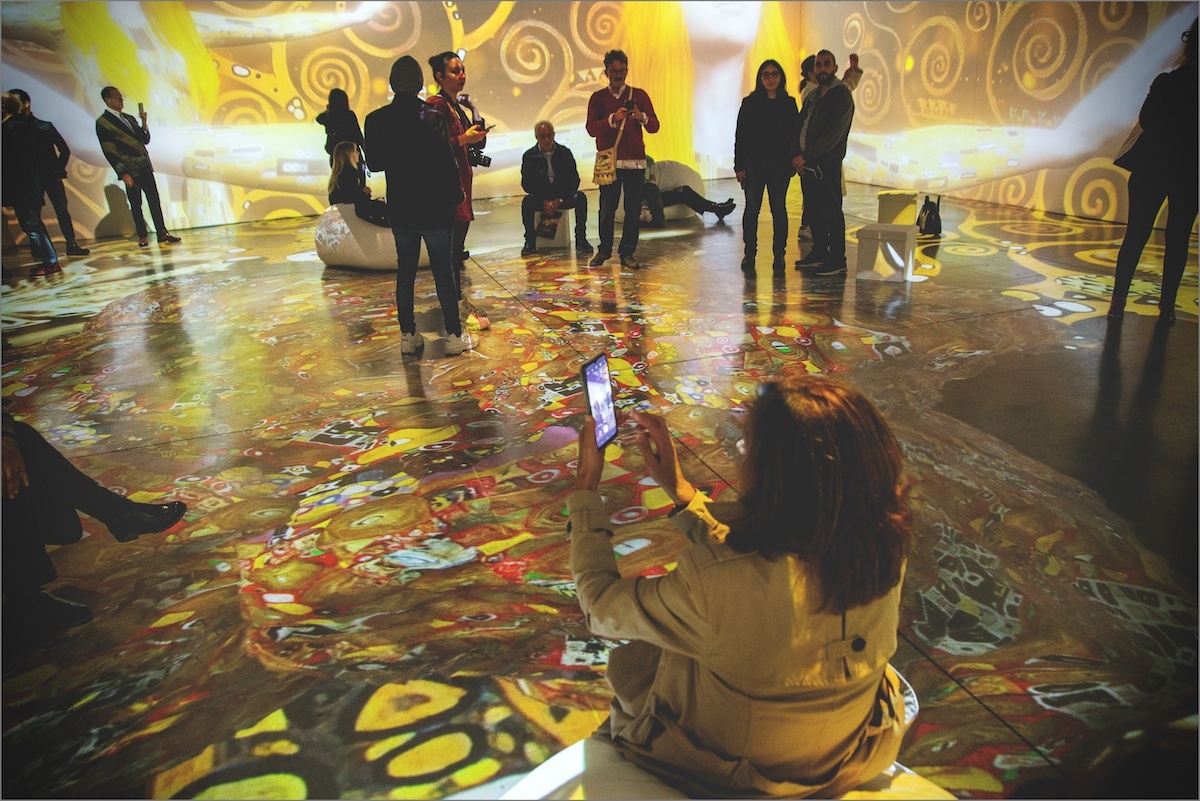 El público vive una experiencia inmersiva en la obra de Klimt.