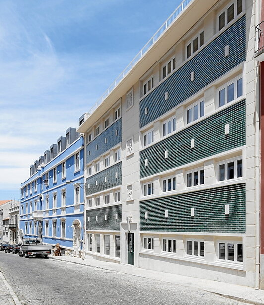 Irudiek Avenida da Liberdade hiribidetik gertu dagoen muino batean kokatutako eraikin honen kanpoaldea eta barrualdea erakusten dituzte.