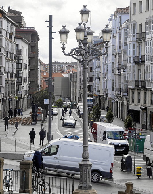 Imagen de la calle Portal del Rey, dentro de la ZBE de Gasteiz.