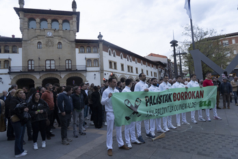 Greban dauden palistak, Mungian, zale ugariren babesean.