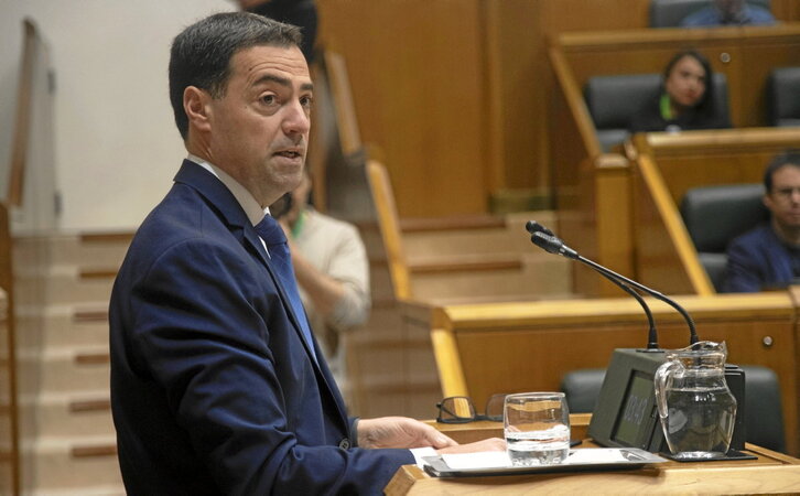 El lehendakari dice querer que la CAV sea «un referente democrático ante la incertidumbre europea y mundial».