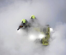 Bomberos trabajando en el incendio.
