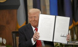 Donald Trump, Hezkuntza Saila desegiteko sinatutako agindu exekutiboa erakusten.