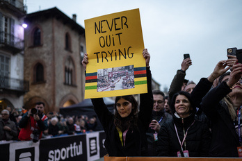 Una seguidora de Tadej Pogacar en la presentación de equipos para la Milan-San Remo. 