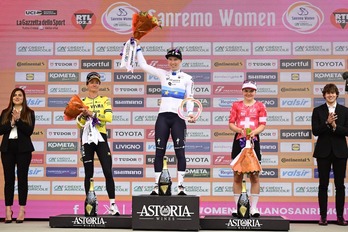 Lorena Wiebes, en lo alto del podio de la primera Milán-San Remo femenina.
