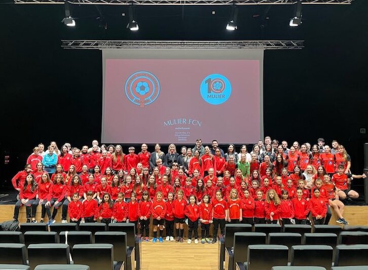 Mulierreko partaideak 10. urteurreneko denboraldi honen aurkezpenean.