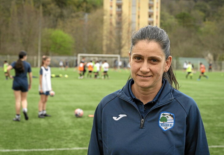 Futbolaria izan da urte askotan, eta egun Intxaurdiko presidentea da Maika Gomez. Irudian Cesar Beniton dago, Futbol Eskolako neskatoek entrenatzen duten bitartean.
