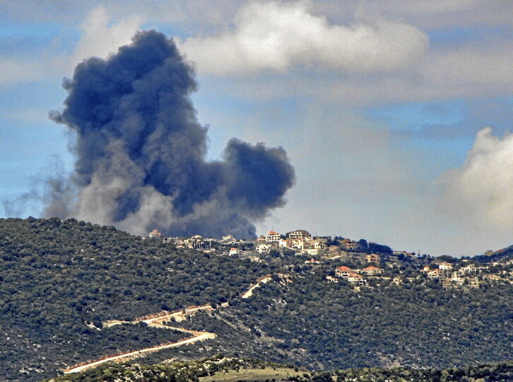 Columna de humo tras un bombardeo israelí en la localidad libanesa de Sujoud.