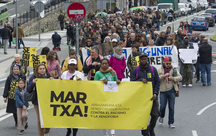Trintxerpetik Donostiarako bidea egin du arrazakeriaren aurkako martxak.