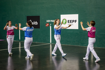 Arrizabalaga-Bergara eta Zabaleta-Oses bikoteak, partida amaieran agurtzen.