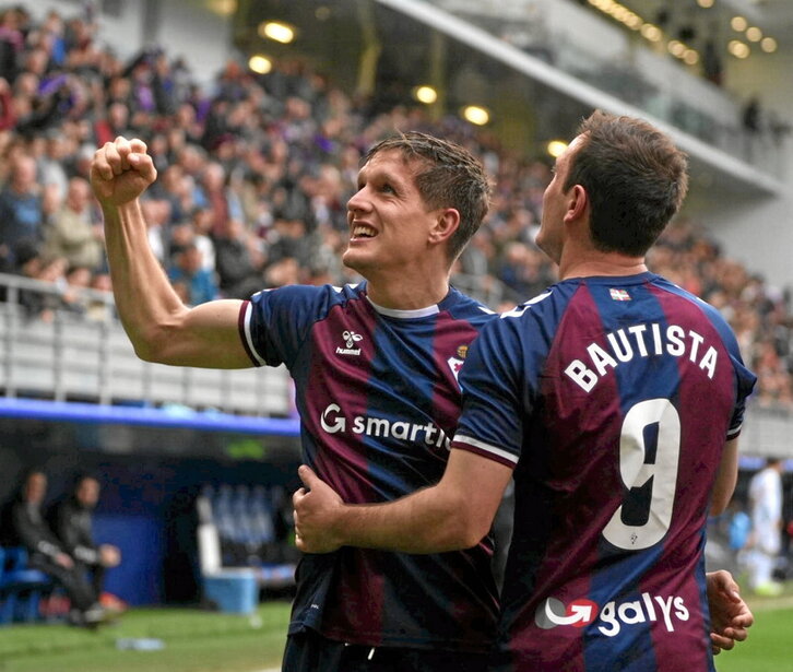 Corpas, asistente y goleador, celebra su tanto con Bautista, que había hecho el primero.